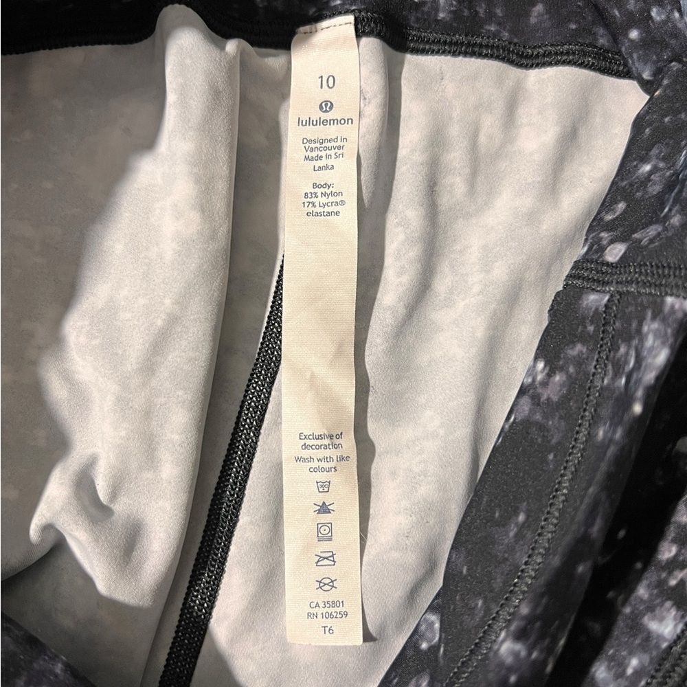 Lululemon Athletica Black and White Speckled Ombré Leggings, size 10 - Picture 7 of 14